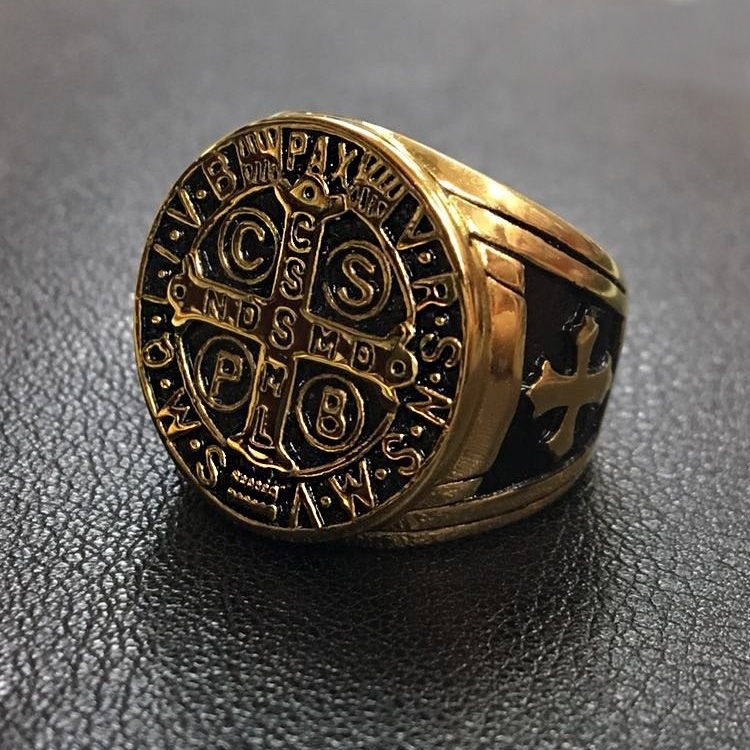 Anillos De Cruz Para Hombre Y Mujer Grabados Latinos Santo Padre Benito Exorcismo Anillo Amuleto [Oro , Plata] #1