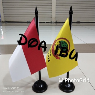 Image of Postes de madera + banderas de mesa con él + indonesia