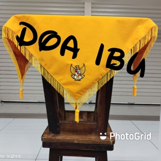 Image of Bandeja bandera amarilla ceremonia borlas bandera bandera